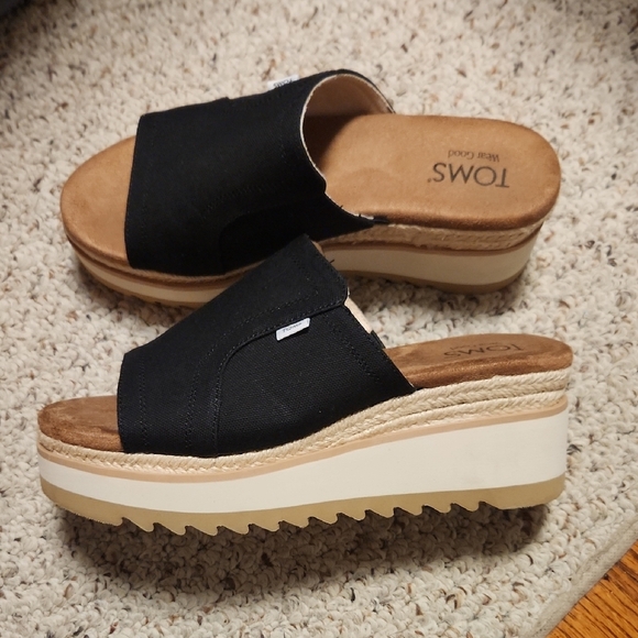 TOMS Black and Tan Platform Slides - Picture 1 of 2